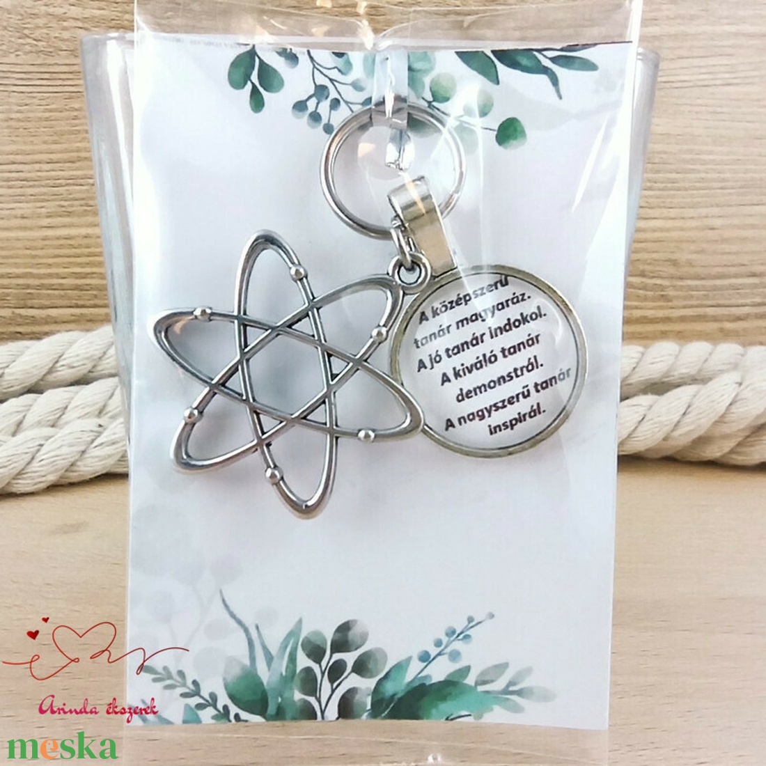 Atom medálos üveglencsés kulcstartó pedagógusnapra - táska & tok - kulcstartó & táskadísz - kulcstartó - Meska.hu