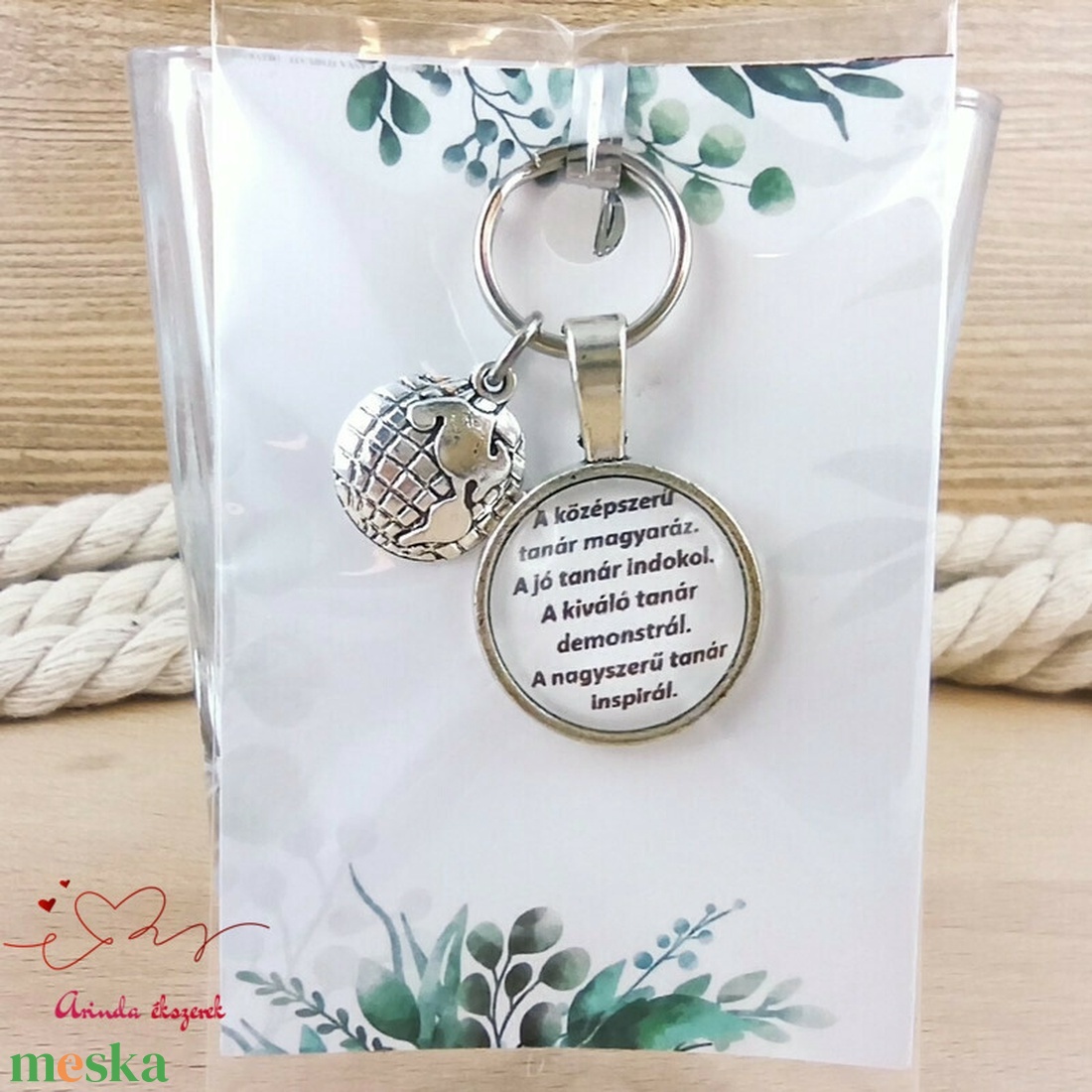 Földgömb medálos üveglencsés kulcstartó pedagógusnapra - táska & tok - kulcstartó & táskadísz - kulcstartó - Meska.hu