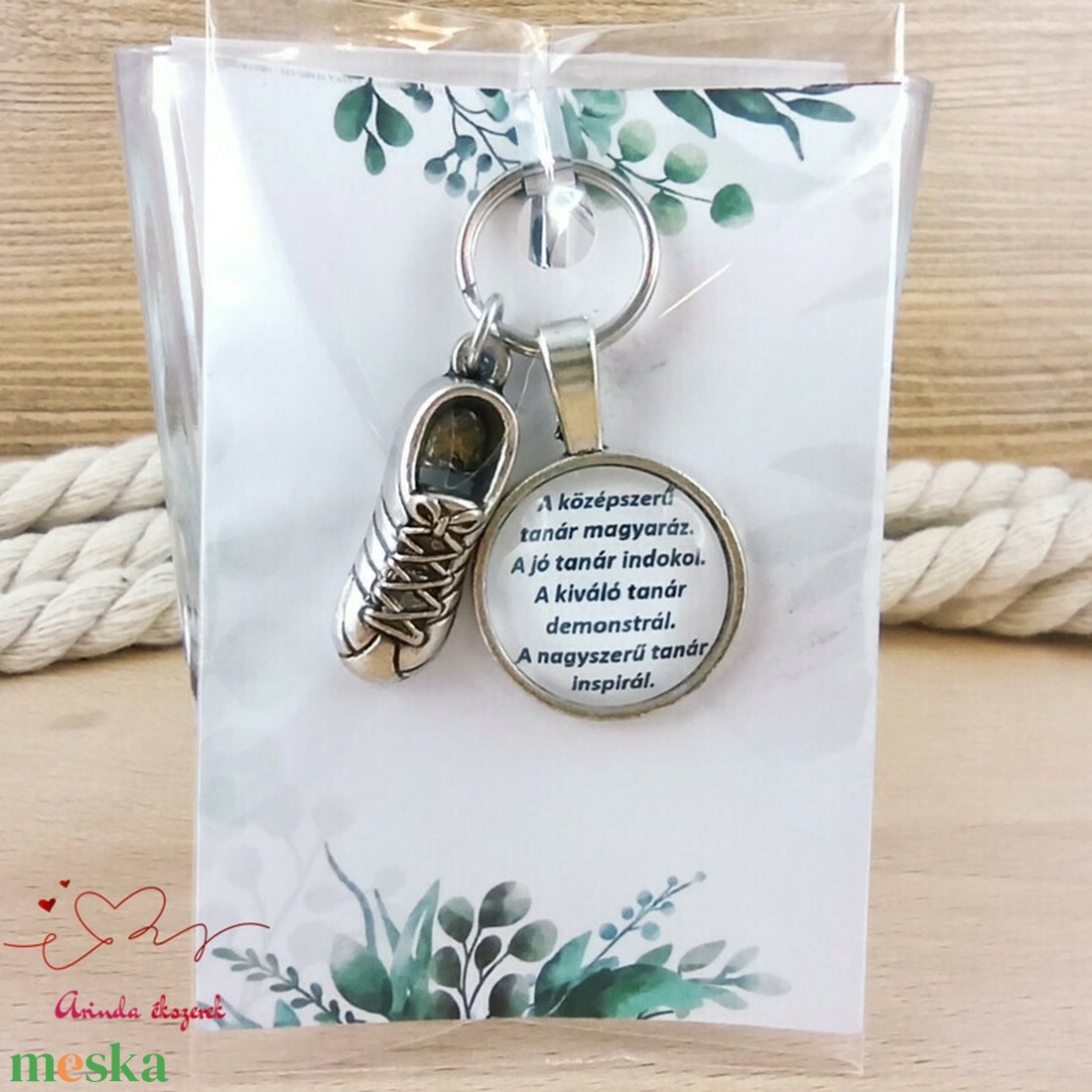 Tornacipő medálos üveglencsés kulcstartó pedagógusnapra - táska & tok - kulcstartó & táskadísz - kulcstartó - Meska.hu