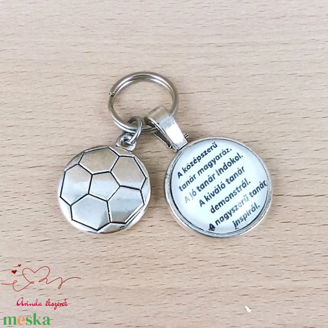 Focilabda medálos üveglencsés kulcstartó pedagógusnapra - táska & tok - kulcstartó & táskadísz - kulcstartó - Meska.hu