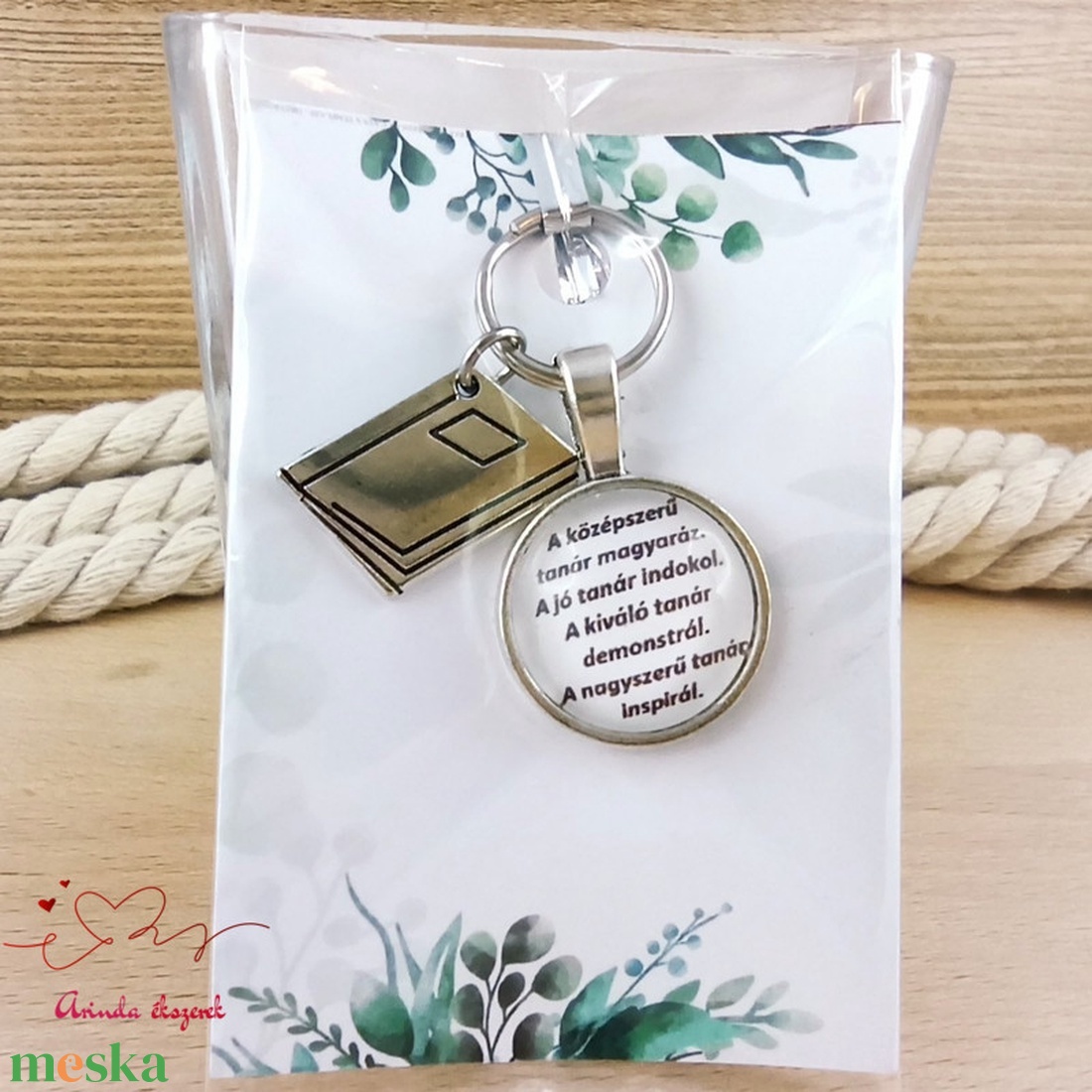 Könyv medálos üveglencsés kulcstartó pedagógusnapra - táska & tok - kulcstartó & táskadísz - kulcstartó - Meska.hu