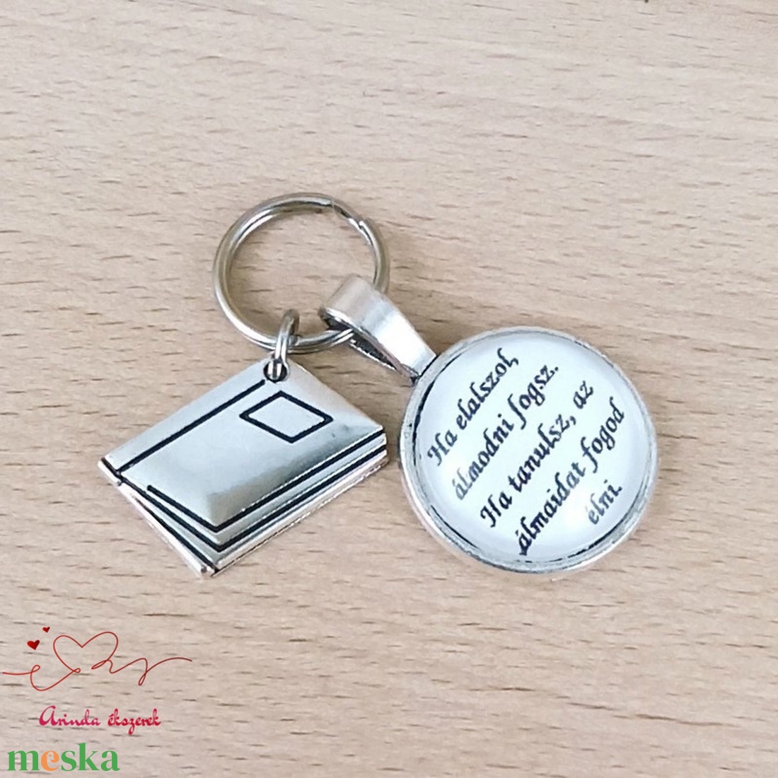 Könyv medálos üveglencsés kulcstartó pedagógusnapra - táska & tok - kulcstartó & táskadísz - kulcstartó - Meska.hu