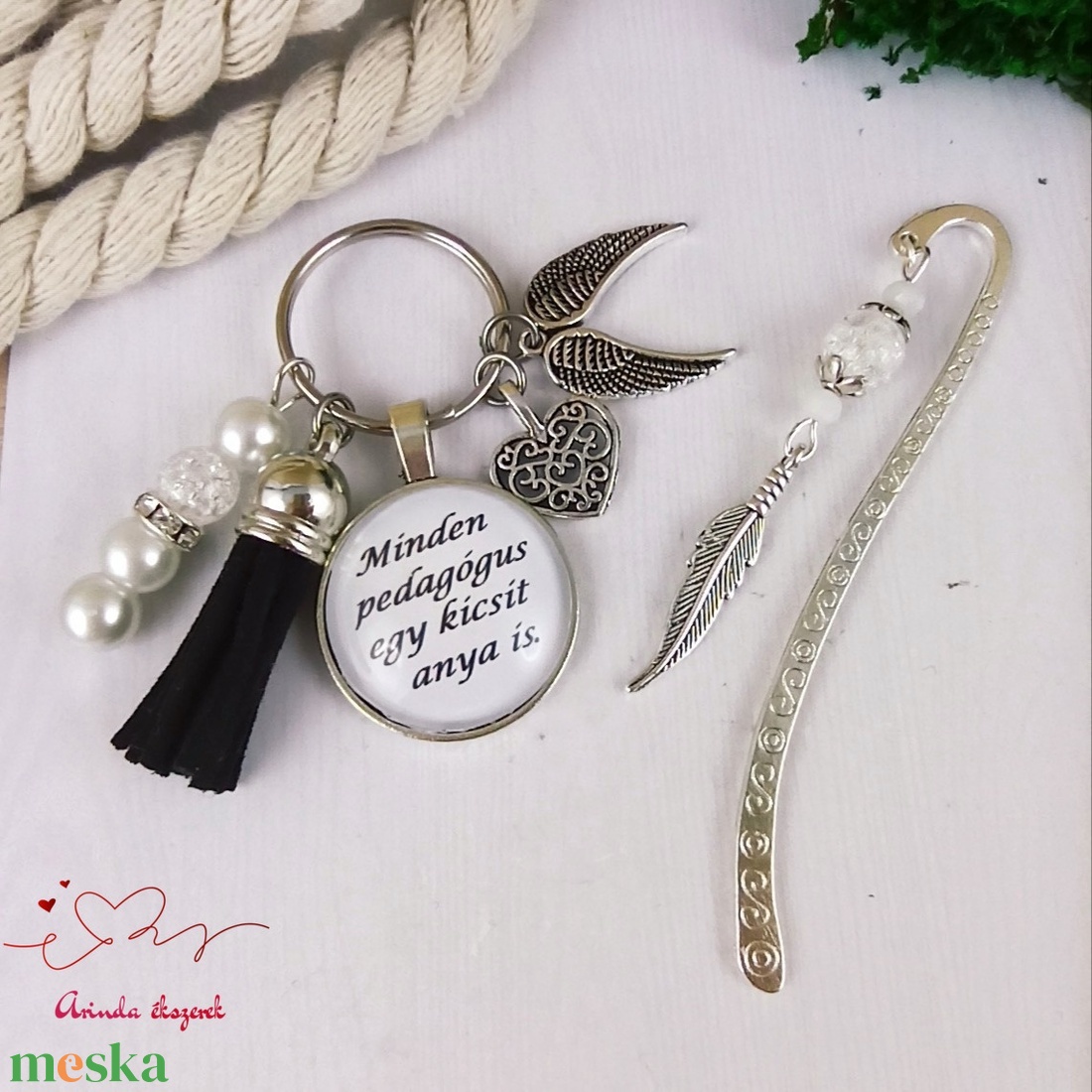 Minden pedagógus egy kicsit anya is fekete kulcstartó és üveglencsés könyvjelző szett - táska & tok - kulcstartó & táskadísz - kulcstartó - Meska.hu
