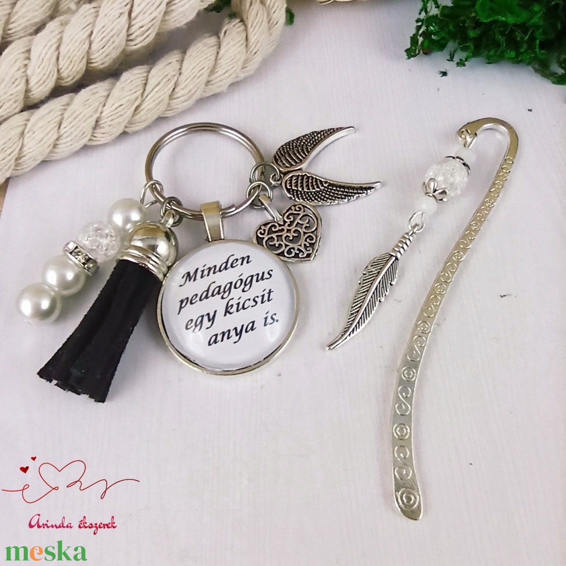 Minden pedagógus egy kicsit anya is fekete kulcstartó és üveglencsés könyvjelző szett - táska & tok - kulcstartó & táskadísz - kulcstartó - Meska.hu
