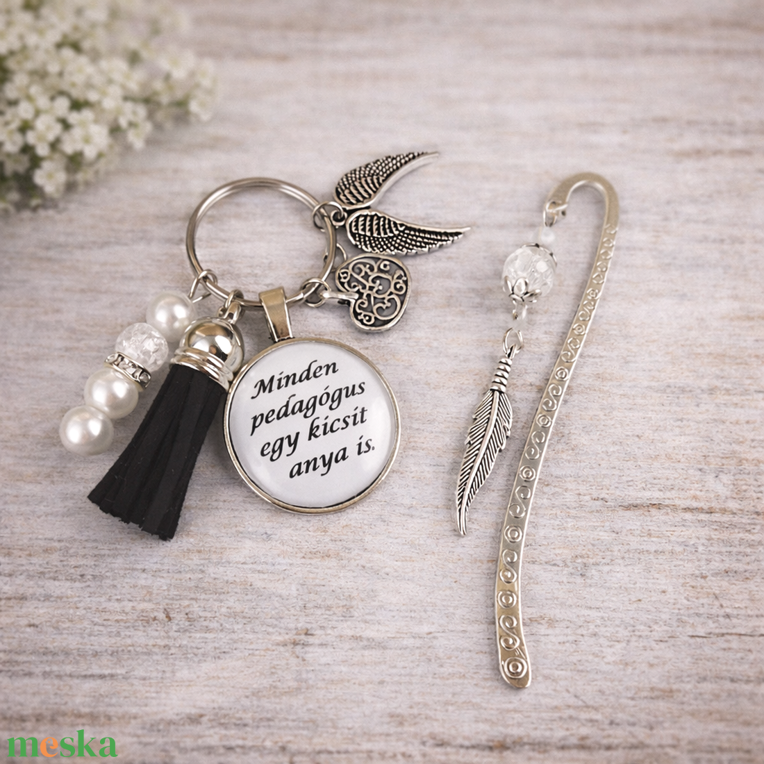 Minden pedagógus egy kicsit anya is fekete kulcstartó és üveglencsés könyvjelző szett - táska & tok - kulcstartó & táskadísz - kulcstartó - Meska.hu