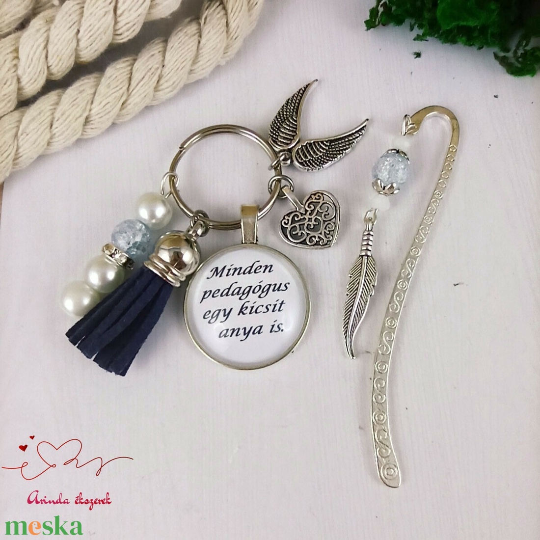 Minden pedagógus egy kicsit anya is sötétkék kulcstartó és üveglencsés könyvjelző szett - táska & tok - kulcstartó & táskadísz - kulcstartó - Meska.hu