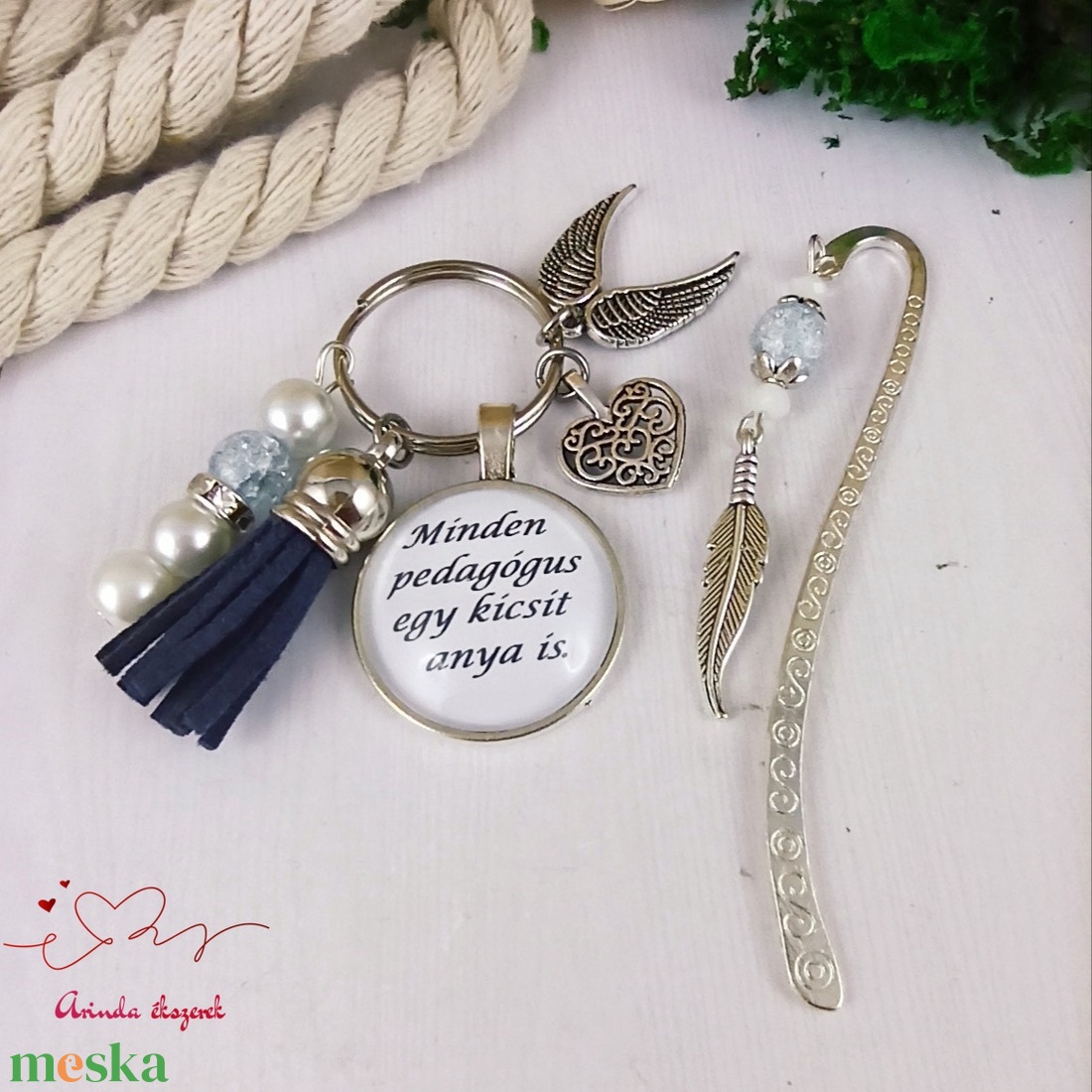 Minden pedagógus egy kicsit anya is sötétkék kulcstartó és üveglencsés könyvjelző szett - táska & tok - kulcstartó & táskadísz - kulcstartó - Meska.hu