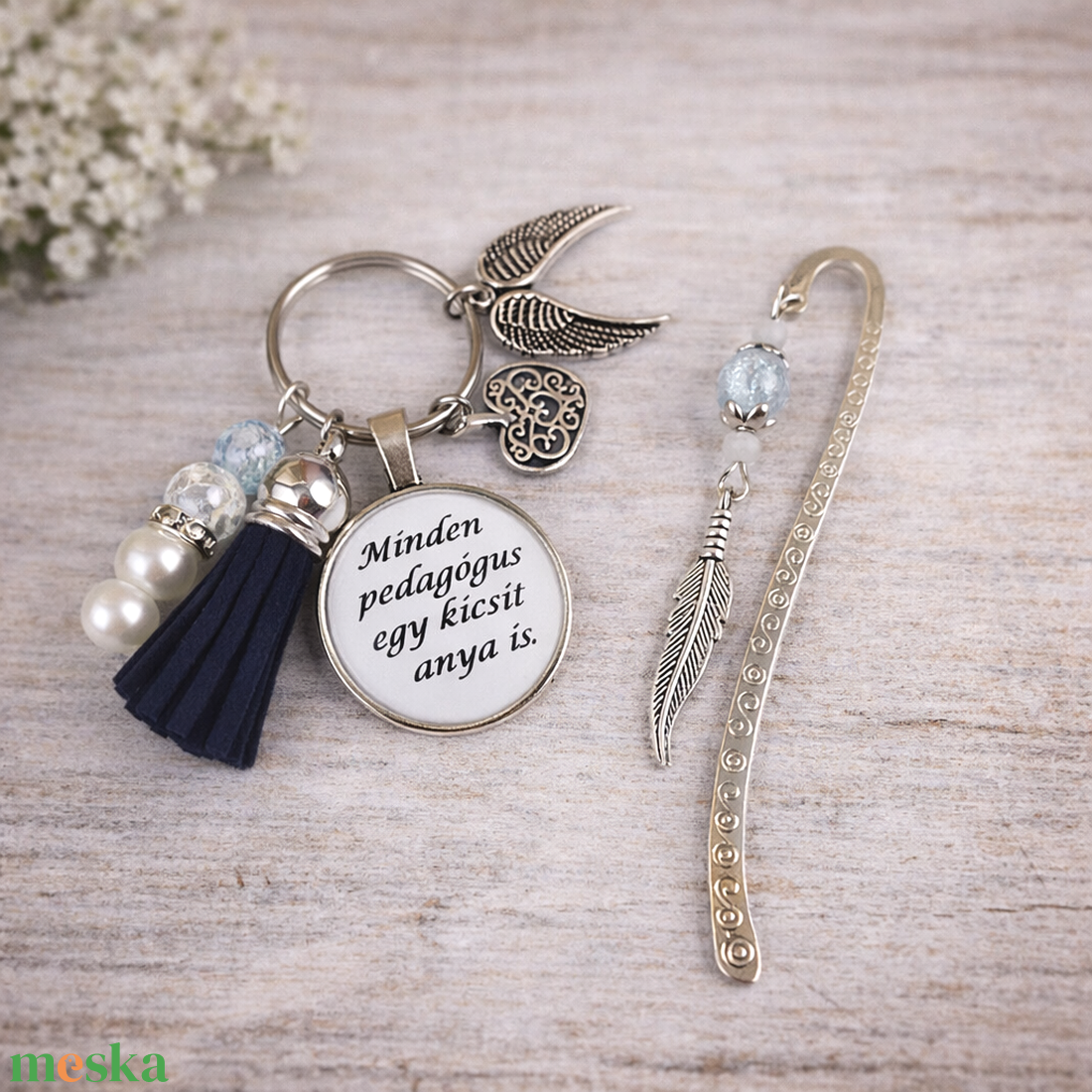 Minden pedagógus egy kicsit anya is sötétkék kulcstartó és üveglencsés könyvjelző szett - táska & tok - kulcstartó & táskadísz - kulcstartó - Meska.hu