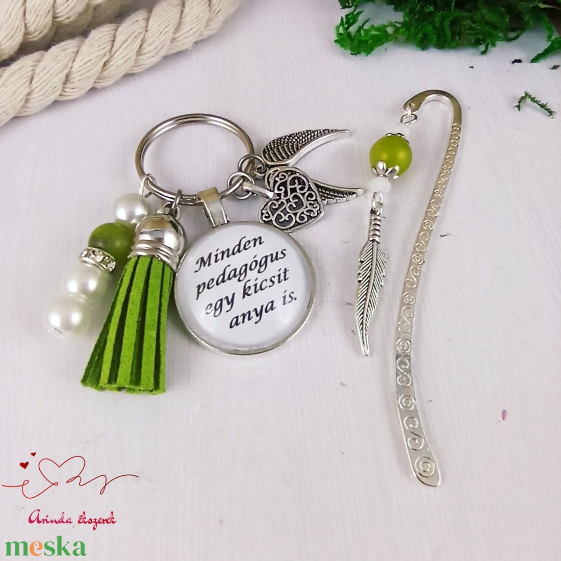 Minden pedagógus egy kicsit anya is olivazöld kulcstartó és üveglencsés könyvjelző szett - táska & tok - kulcstartó & táskadísz - kulcstartó - Meska.hu