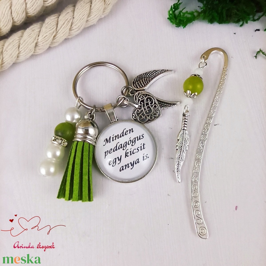 Minden pedagógus egy kicsit anya is olivazöld kulcstartó és üveglencsés könyvjelző szett - táska & tok - kulcstartó & táskadísz - kulcstartó - Meska.hu