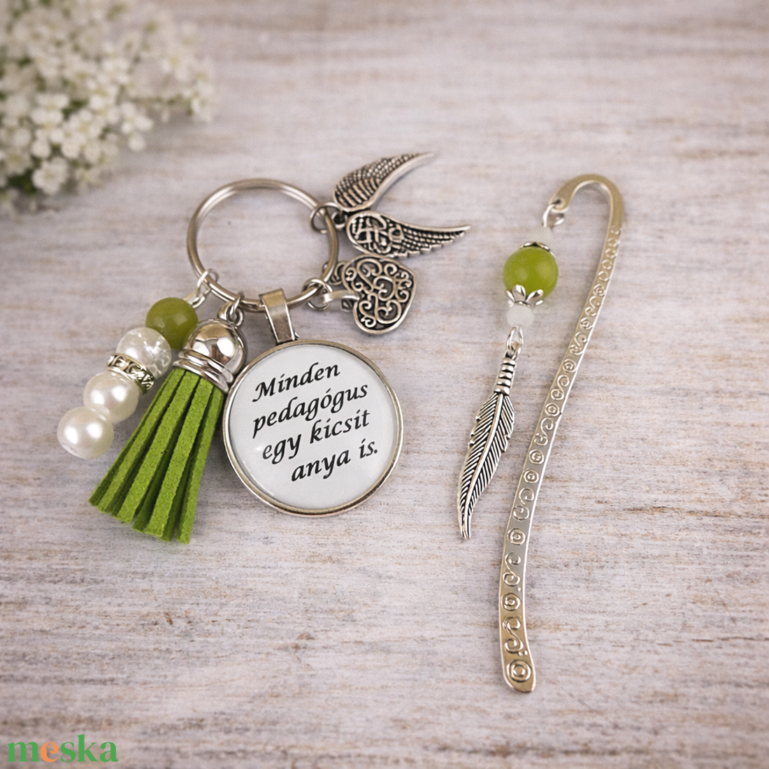Minden pedagógus egy kicsit anya is olivazöld kulcstartó és üveglencsés könyvjelző szett - táska & tok - kulcstartó & táskadísz - kulcstartó - Meska.hu
