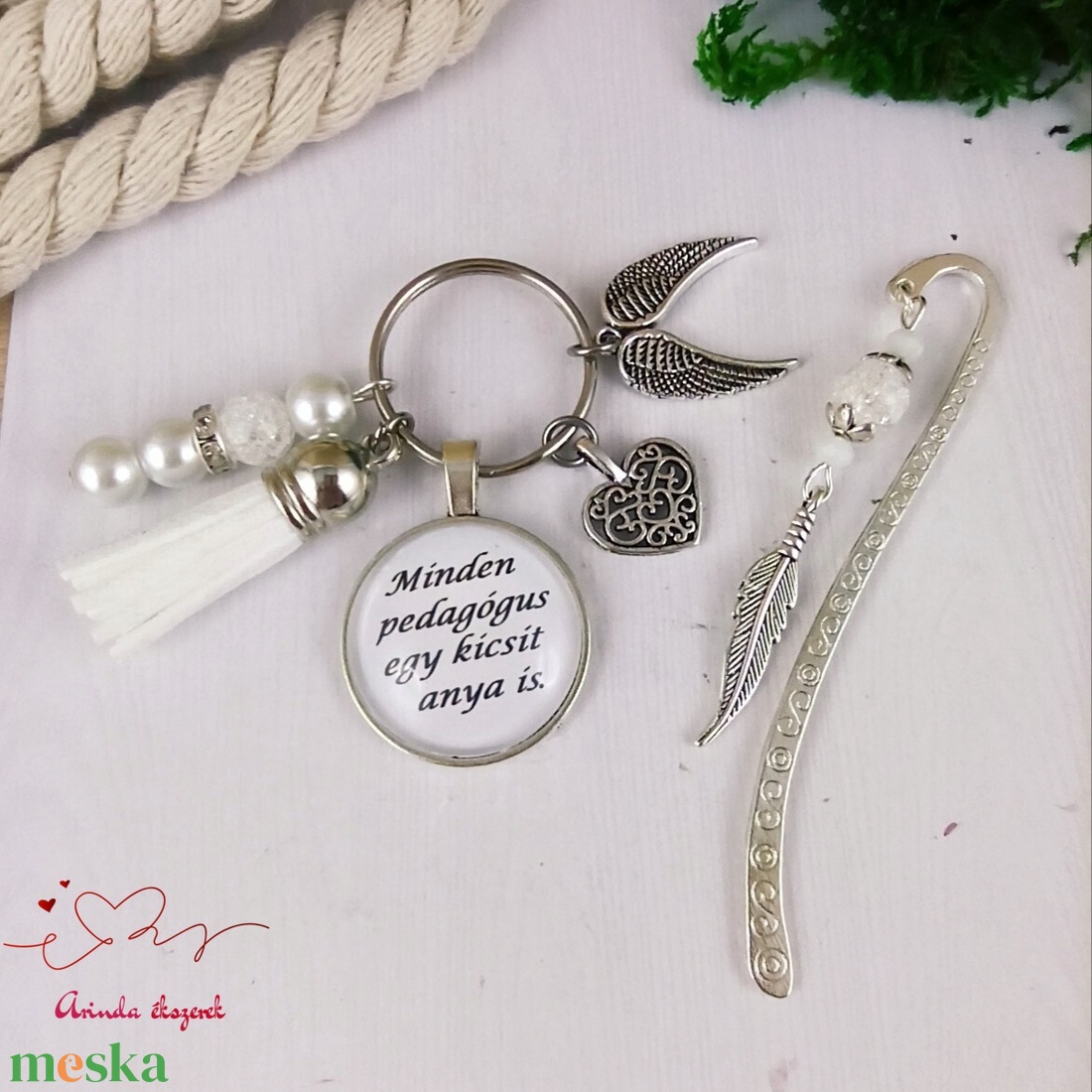 Minden pedagógus egy kicsit anya is fehér kulcstartó és üveglencsés könyvjelző szett - táska & tok - kulcstartó & táskadísz - kulcstartó - Meska.hu