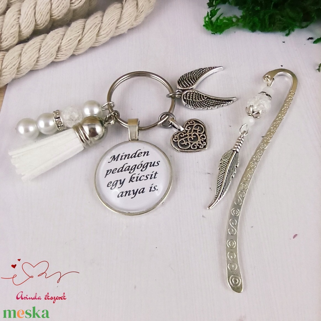 Minden pedagógus egy kicsit anya is fehér kulcstartó és üveglencsés könyvjelző szett - táska & tok - kulcstartó & táskadísz - kulcstartó - Meska.hu
