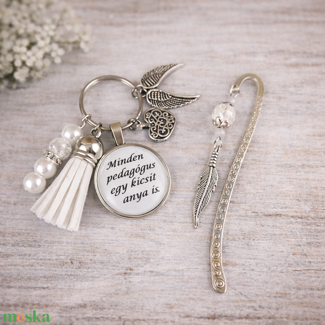 Minden pedagógus egy kicsit anya is fehér kulcstartó és üveglencsés könyvjelző szett - táska & tok - kulcstartó & táskadísz - kulcstartó - Meska.hu