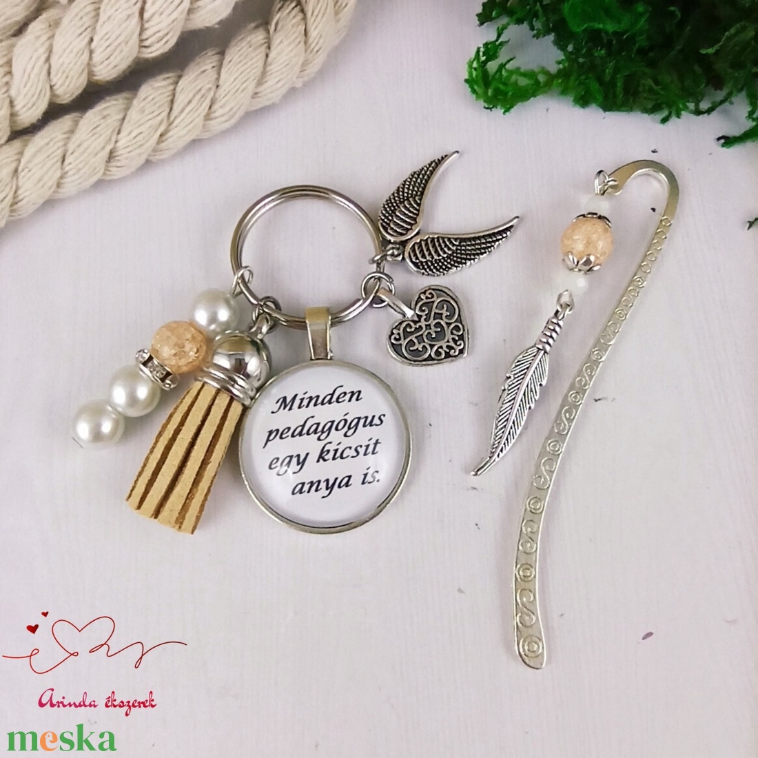 Minden pedagógus egy kicsit anya is bézs kulcstartó és üveglencsés könyvjelző szett - táska & tok - kulcstartó & táskadísz - kulcstartó - Meska.hu