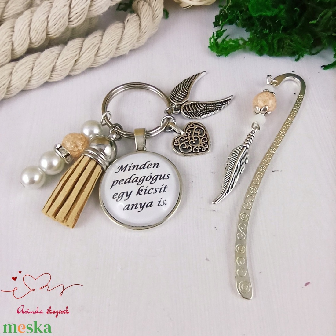 Minden pedagógus egy kicsit anya is bézs kulcstartó és üveglencsés könyvjelző szett - táska & tok - kulcstartó & táskadísz - kulcstartó - Meska.hu