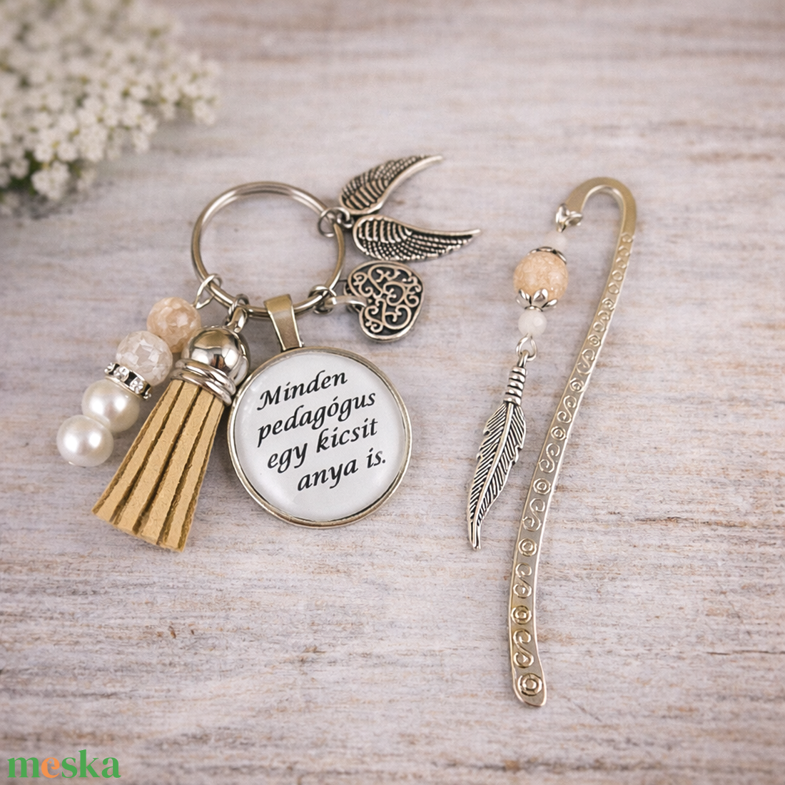 Minden pedagógus egy kicsit anya is bézs kulcstartó és üveglencsés könyvjelző szett - táska & tok - kulcstartó & táskadísz - kulcstartó - Meska.hu