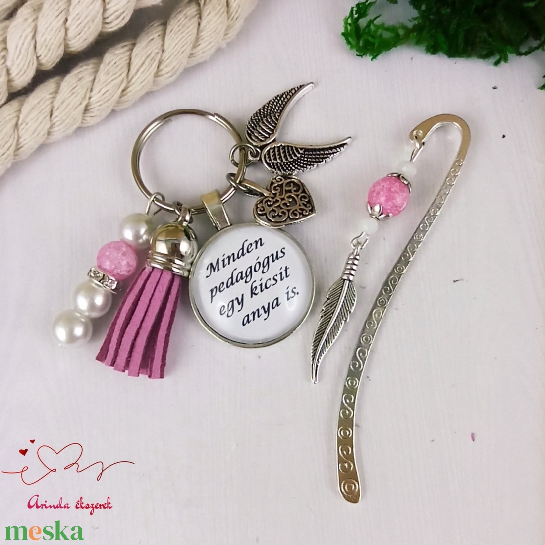 Minden pedagógus egy kicsit anya is lilásrózsaszín kulcstartó és üveglencsés könyvjelző szett - táska & tok - kulcstartó & táskadísz - kulcstartó - Meska.hu