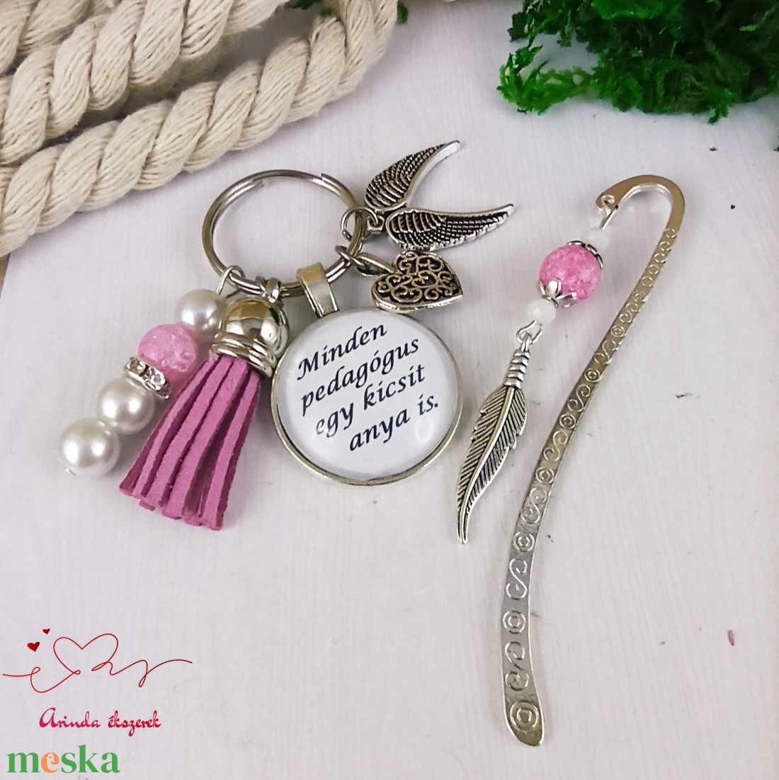 Minden pedagógus egy kicsit anya is lilásrózsaszín kulcstartó és üveglencsés könyvjelző szett - táska & tok - kulcstartó & táskadísz - kulcstartó - Meska.hu