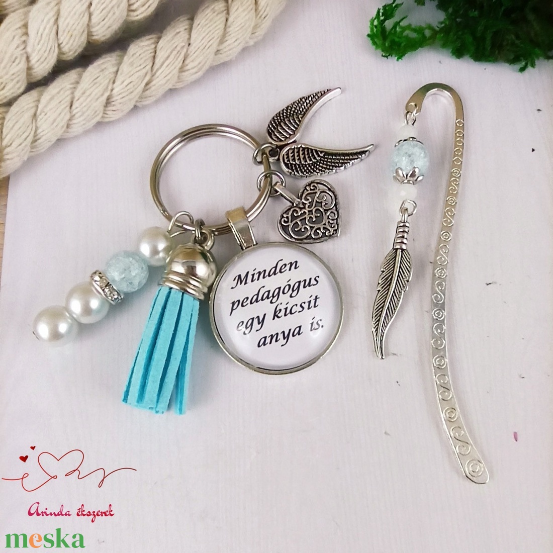 Minden pedagógus egy kicsit anya is világoskék kulcstartó és üveglencsés könyvjelző szett - táska & tok - kulcstartó & táskadísz - kulcstartó - Meska.hu
