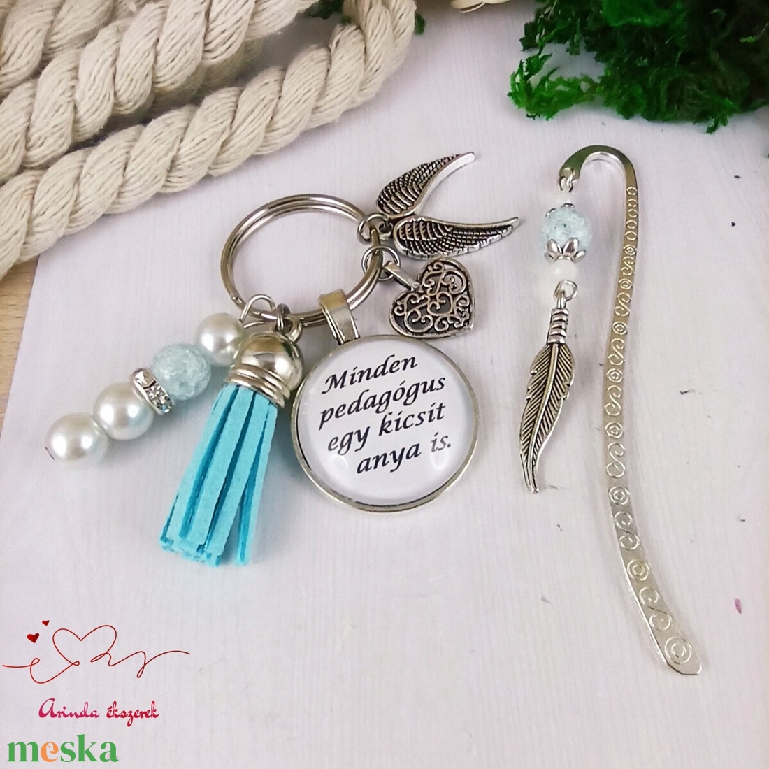 Minden pedagógus egy kicsit anya is világoskék kulcstartó és üveglencsés könyvjelző szett - táska & tok - kulcstartó & táskadísz - kulcstartó - Meska.hu