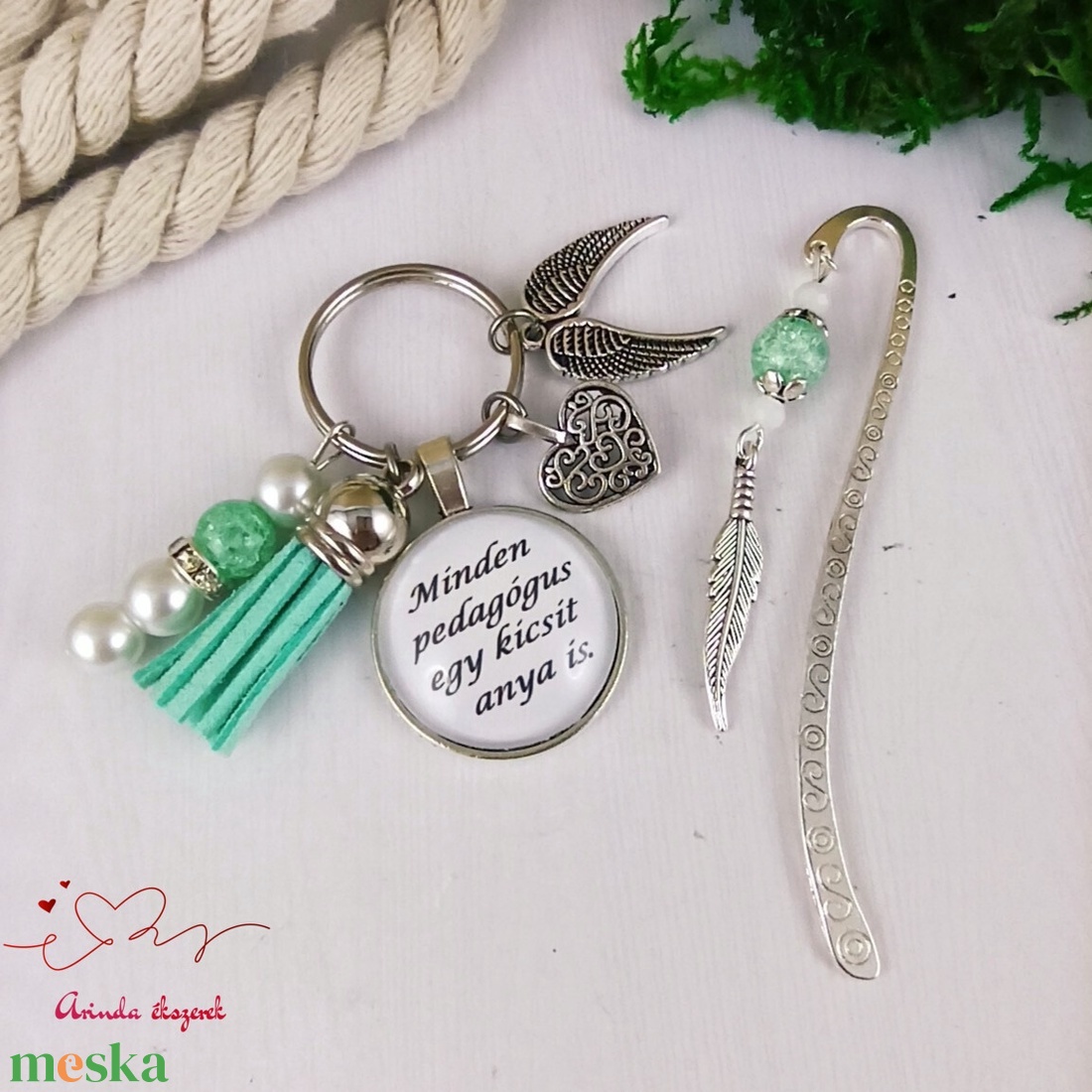 Minden pedagógus egy kicsit anya is menta kulcstartó és üveglencsés könyvjelző szett - táska & tok - kulcstartó & táskadísz - kulcstartó - Meska.hu