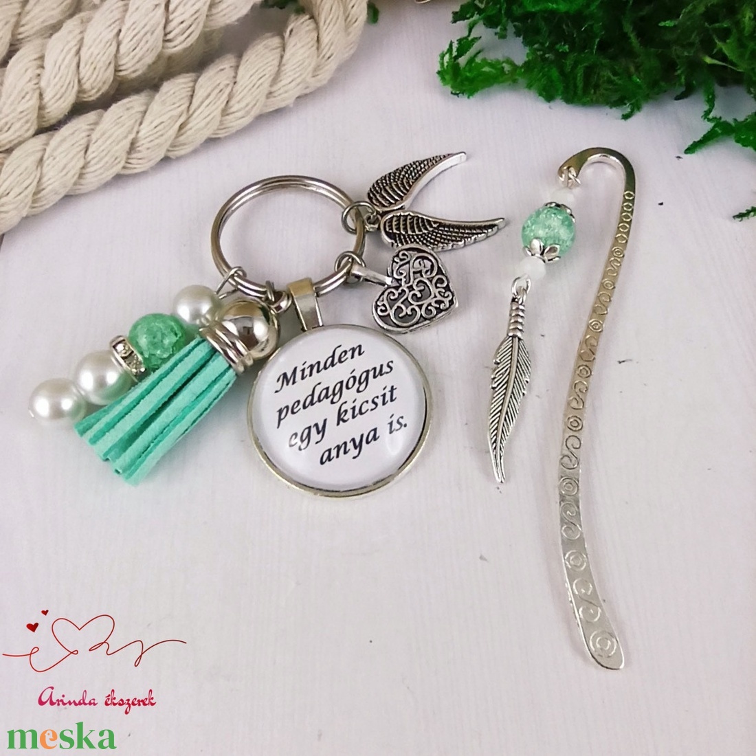 Minden pedagógus egy kicsit anya is menta kulcstartó és üveglencsés könyvjelző szett - táska & tok - kulcstartó & táskadísz - kulcstartó - Meska.hu
