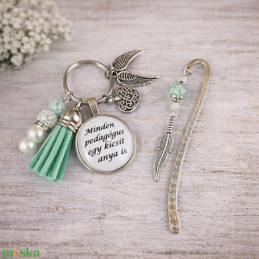 Minden pedagógus egy kicsit anya is menta kulcstartó és üveglencsés könyvjelző szett - táska & tok - kulcstartó & táskadísz - kulcstartó - Meska.hu