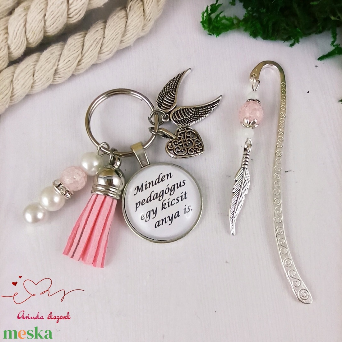 Minden pedagógus egy kicsit anya is rózsaszín kulcstartó és üveglencsés könyvjelző szett - táska & tok - kulcstartó & táskadísz - kulcstartó - Meska.hu