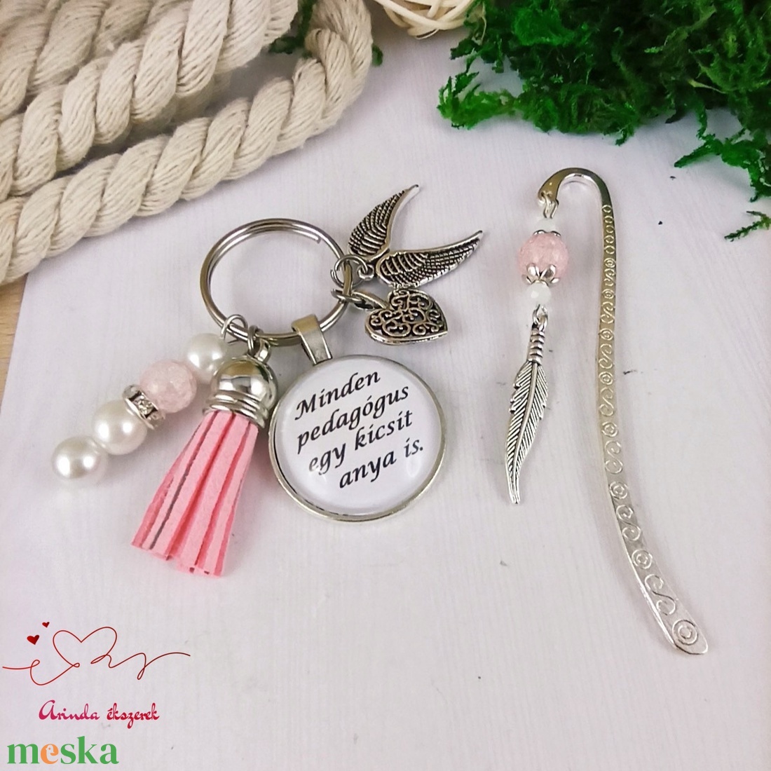 Minden pedagógus egy kicsit anya is rózsaszín kulcstartó és üveglencsés könyvjelző szett - táska & tok - kulcstartó & táskadísz - kulcstartó - Meska.hu