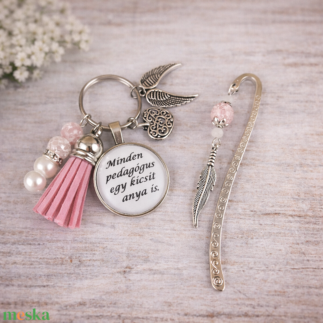 Minden pedagógus egy kicsit anya is rózsaszín kulcstartó és üveglencsés könyvjelző szett - táska & tok - kulcstartó & táskadísz - kulcstartó - Meska.hu