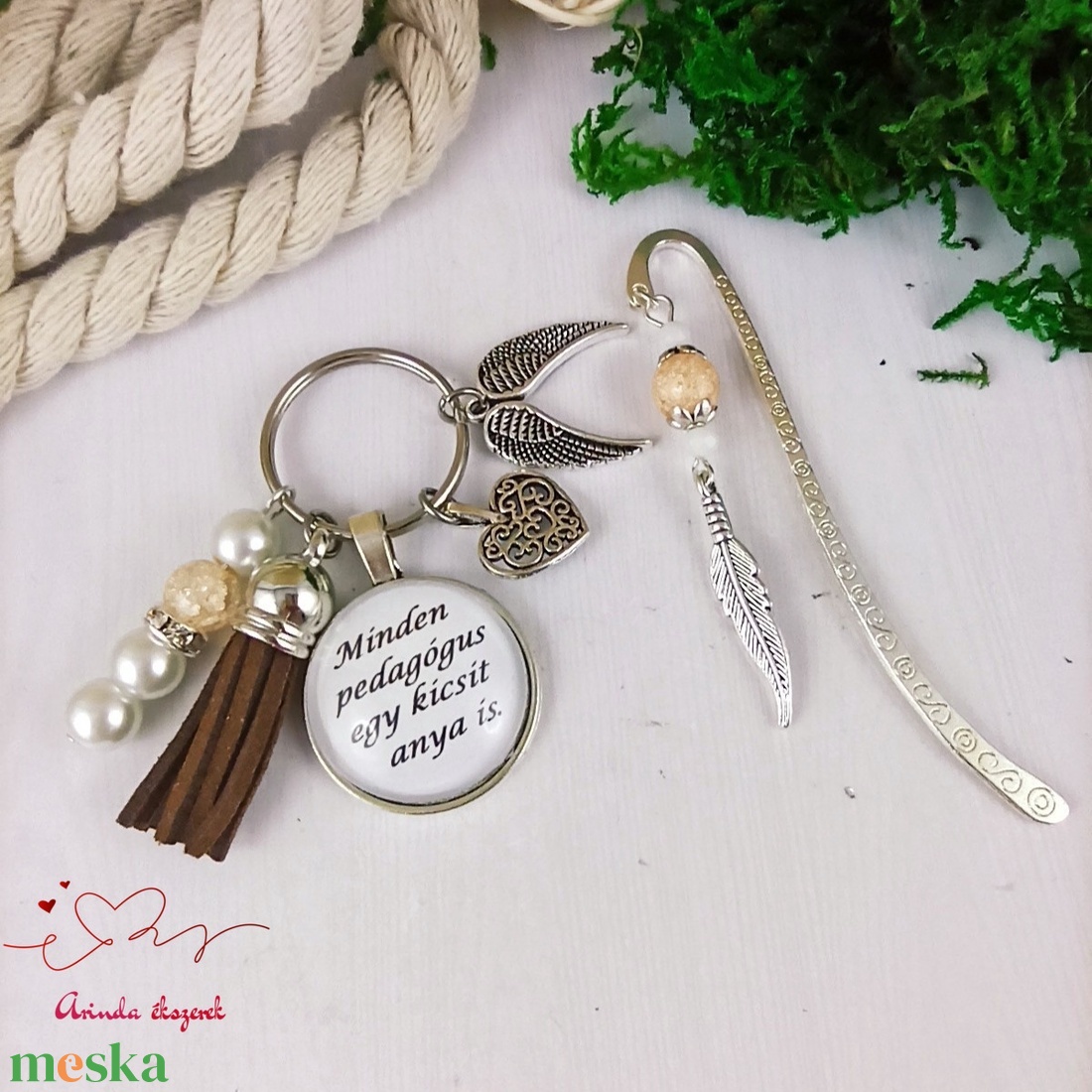 Minden pedagógus egy kicsit anya is barna kulcstartó és üveglencsés könyvjelző szett - táska & tok - kulcstartó & táskadísz - kulcstartó - Meska.hu