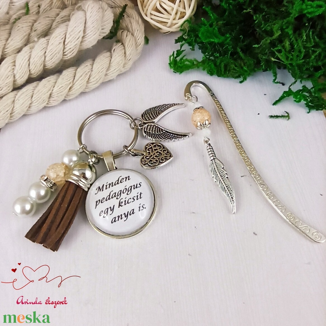 Minden pedagógus egy kicsit anya is barna kulcstartó és üveglencsés könyvjelző szett - táska & tok - kulcstartó & táskadísz - kulcstartó - Meska.hu