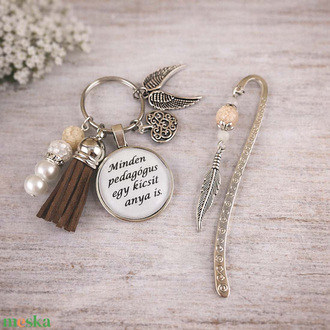 Minden pedagógus egy kicsit anya is barna kulcstartó és üveglencsés könyvjelző szett - táska & tok - kulcstartó & táskadísz - kulcstartó - Meska.hu