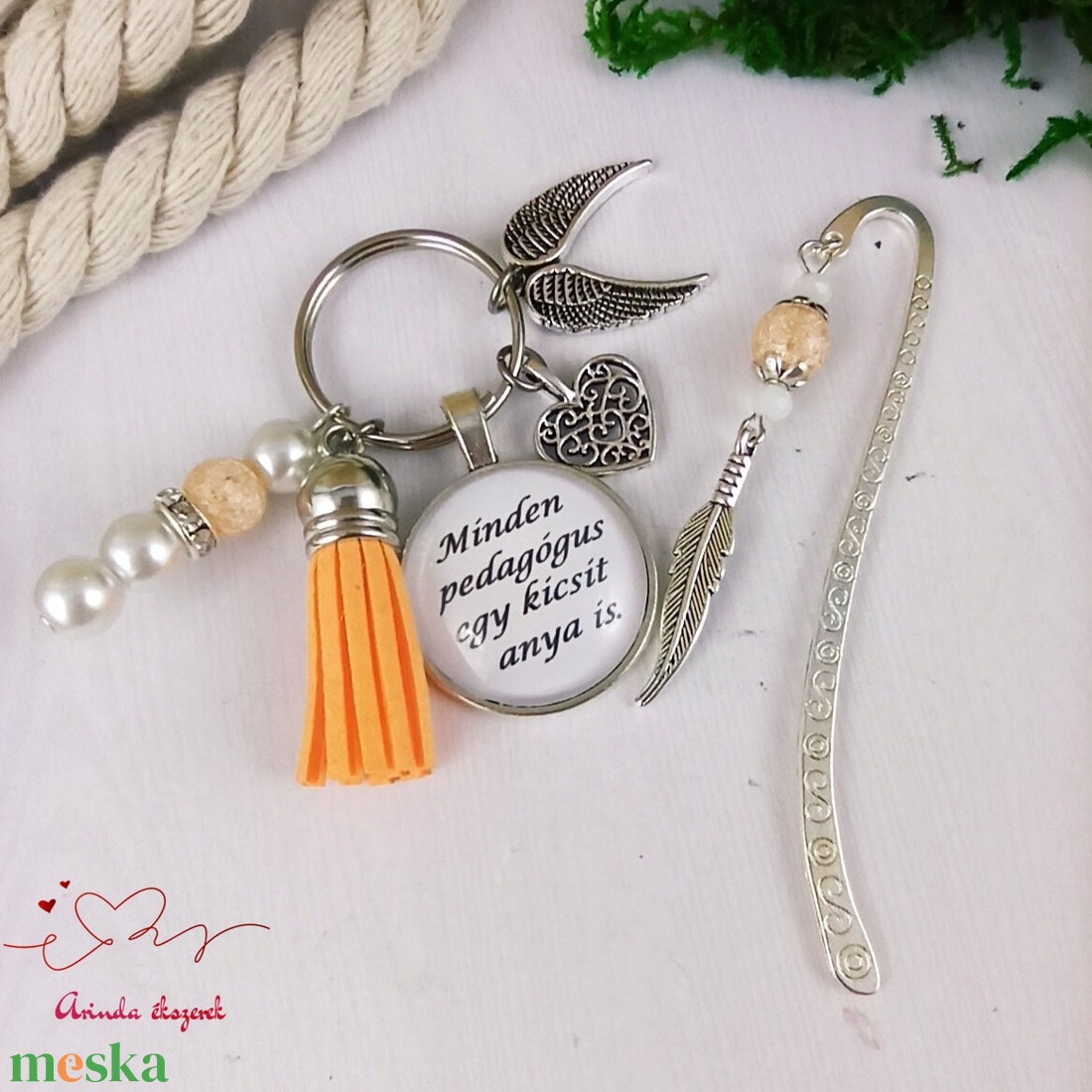 Minden pedagógus egy kicsit anya is narancs kulcstartó és üveglencsés könyvjelző szett - táska & tok - kulcstartó & táskadísz - kulcstartó - Meska.hu