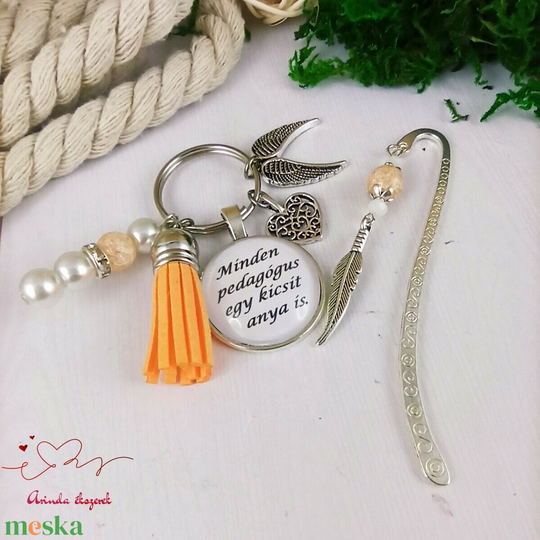 Minden pedagógus egy kicsit anya is narancs kulcstartó és üveglencsés könyvjelző szett - táska & tok - kulcstartó & táskadísz - kulcstartó - Meska.hu