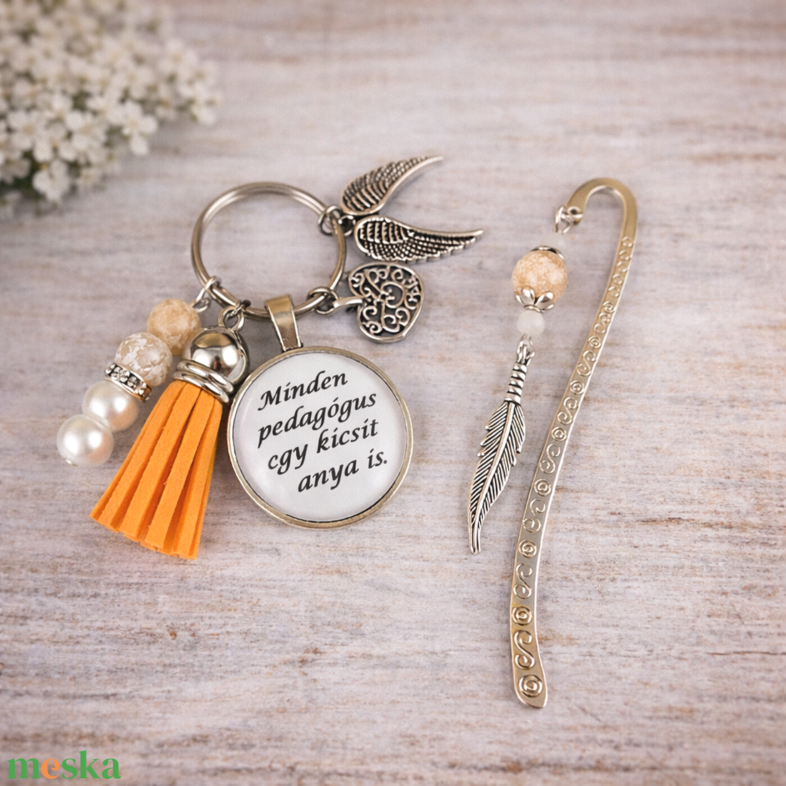 Minden pedagógus egy kicsit anya is narancs kulcstartó és üveglencsés könyvjelző szett - táska & tok - kulcstartó & táskadísz - kulcstartó - Meska.hu