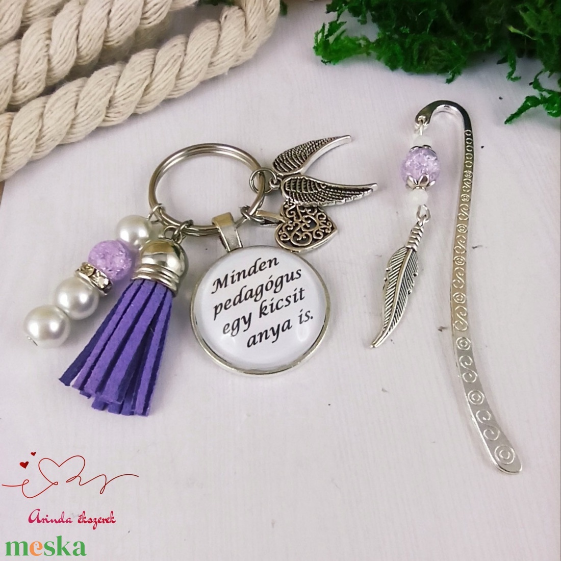 Minden pedagógus egy kicsit anya is lila kulcstartó és üveglencsés könyvjelző szett - táska & tok - kulcstartó & táskadísz - kulcstartó - Meska.hu