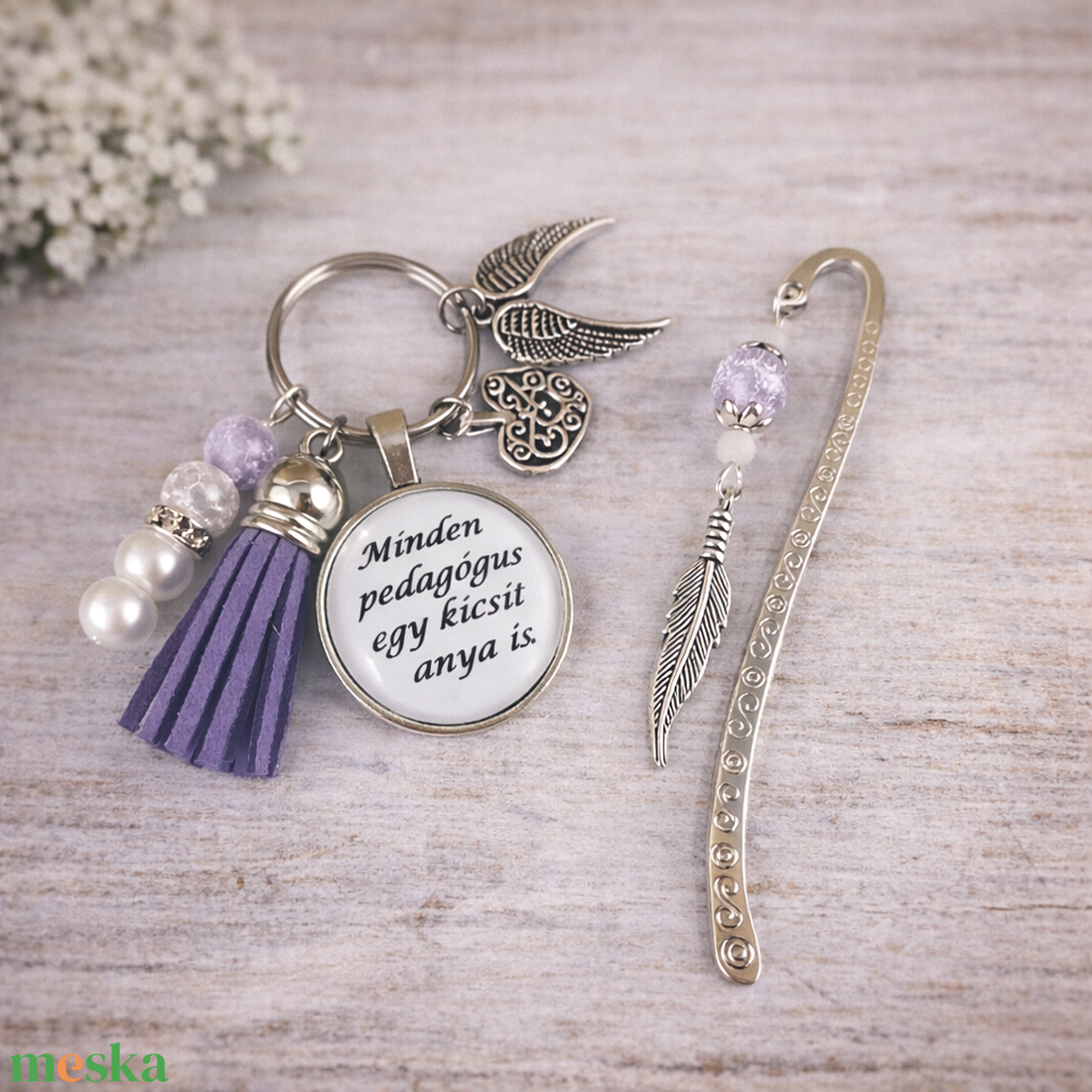 Minden pedagógus egy kicsit anya is lila kulcstartó és üveglencsés könyvjelző szett - táska & tok - kulcstartó & táskadísz - kulcstartó - Meska.hu