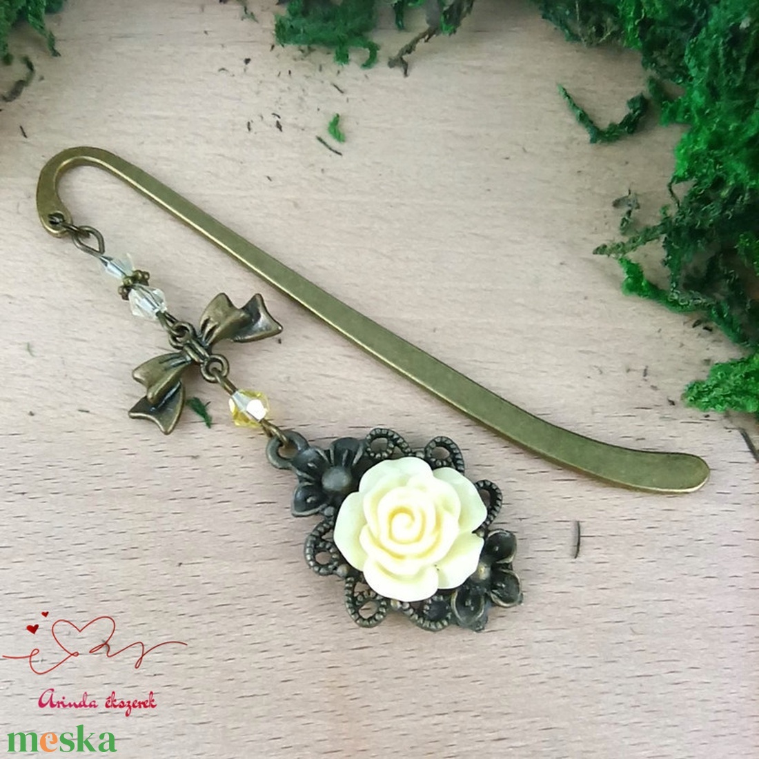 Krém rózsás könyvjelző - Anyák napi apró figyelmesség #41 - könyv & zene - könyvjelző - Meska.hu