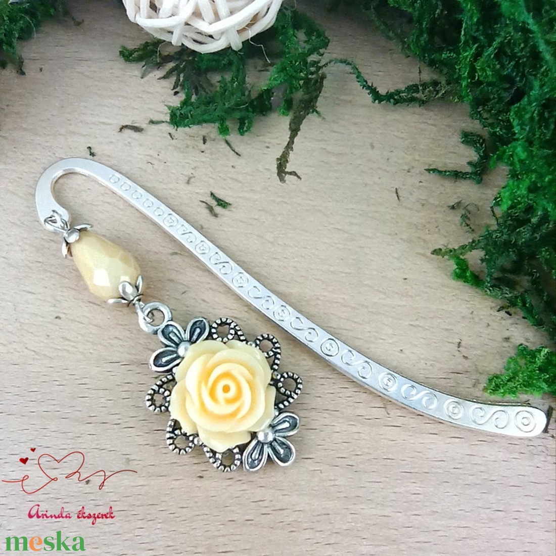 Krém rózsás könyvjelző - Anyák napi apró figyelmesség #35 - könyv & zene - könyvjelző - Meska.hu