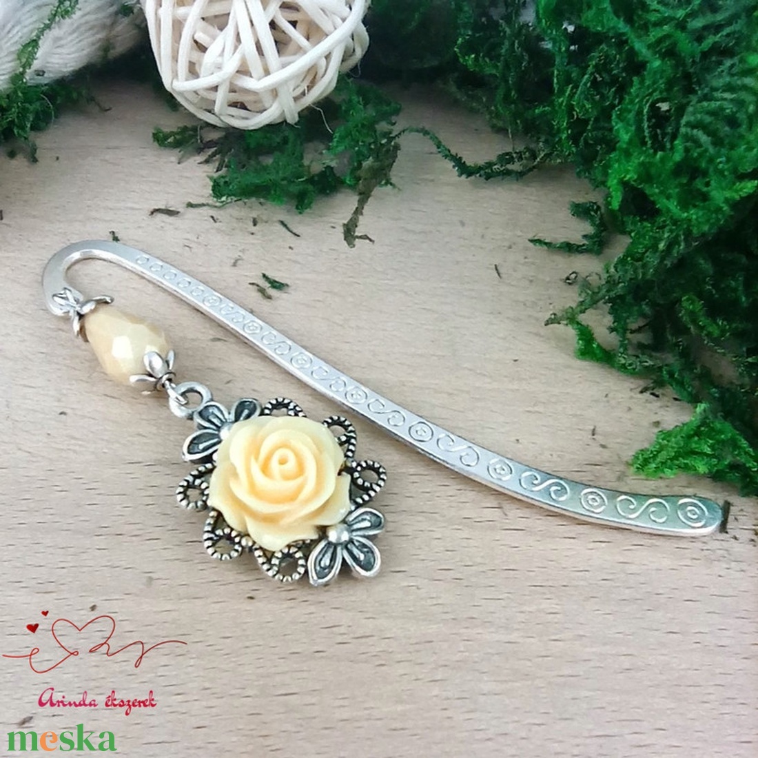 Krém rózsás könyvjelző - Anyák napi apró figyelmesség #35 - könyv & zene - könyvjelző - Meska.hu