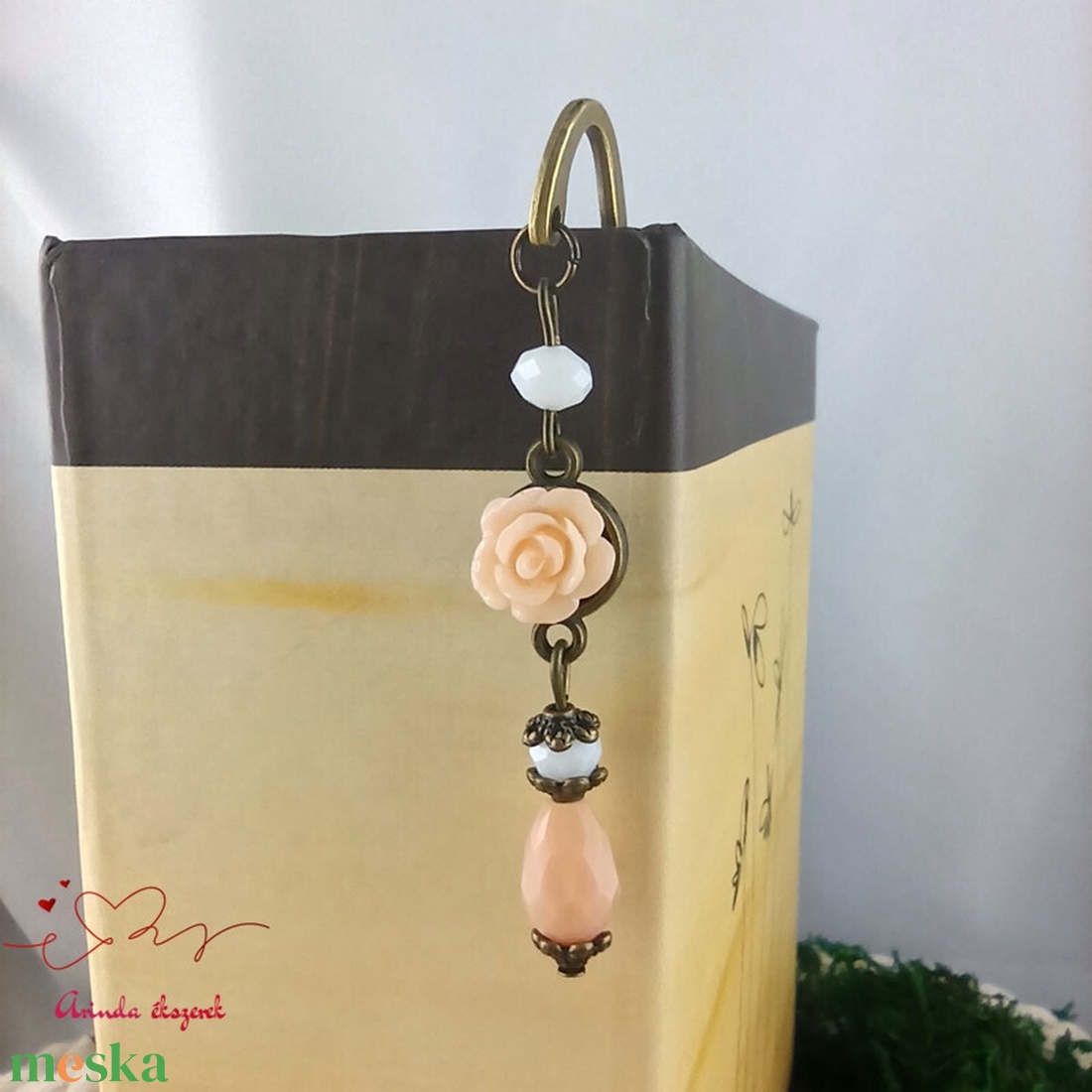 Bézs rózsás könyvjelző - Anyák napi apró figyelmesség #47 - könyv & zene - könyvjelző - Meska.hu