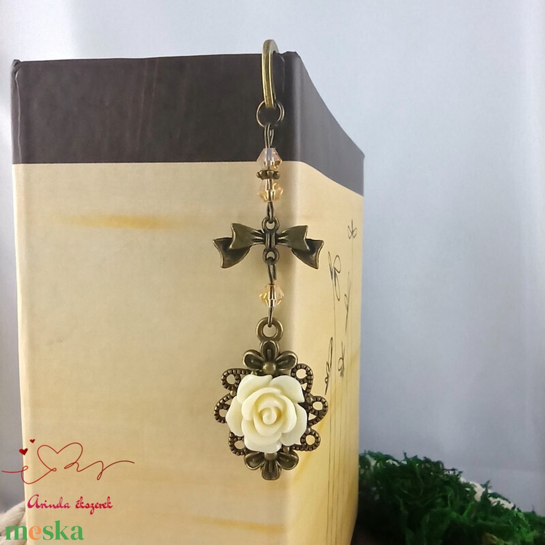 Krém rózsás könyvjelző - Anyák napi apró figyelmesség #48 - könyv & zene - könyvjelző - Meska.hu