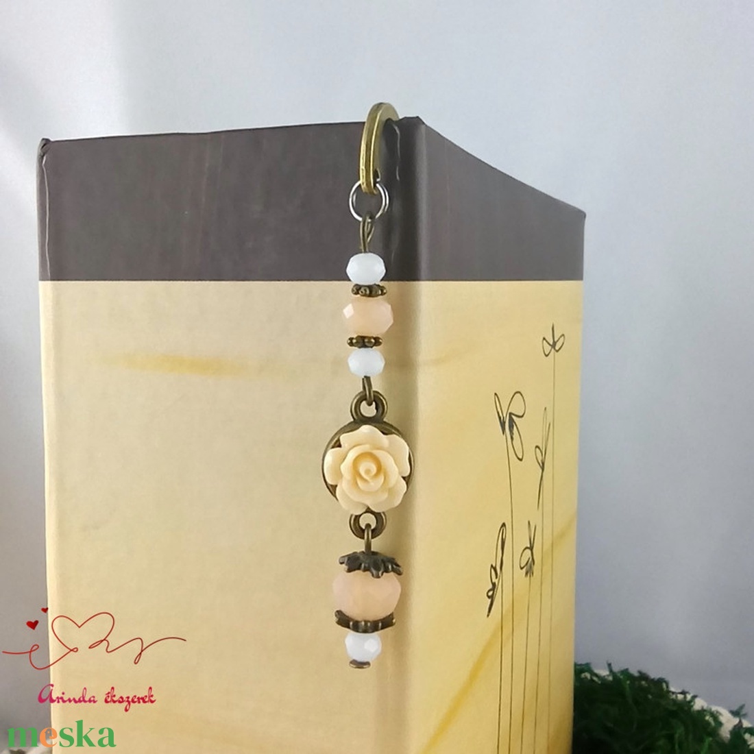 Krém rózsás könyvjelző - Anyák napi apró figyelmesség #38 - könyv & zene - könyvjelző - Meska.hu