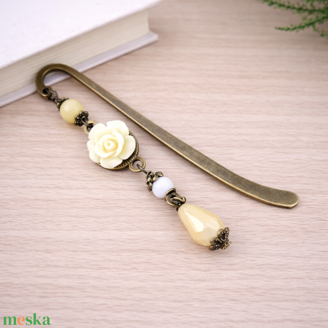 Krém rózsás könyvjelző - Anyák napi apró figyelmesség #36 - könyv & zene - könyvjelző - Meska.hu