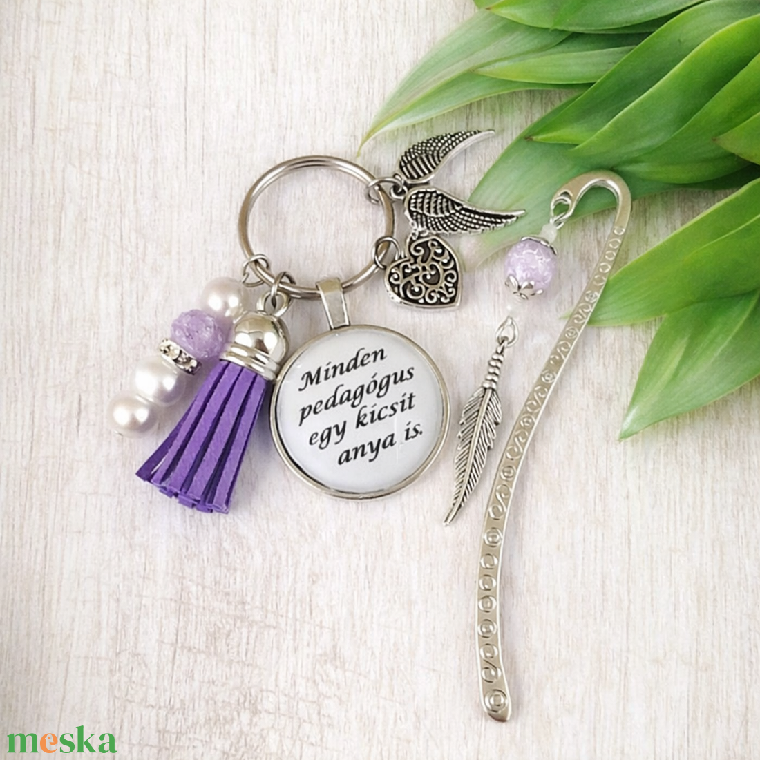 Minden pedagógus egy kicsit anya is lila kulcstartó és üveglencsés könyvjelző szett - táska & tok - kulcstartó & táskadísz - kulcstartó - Meska.hu