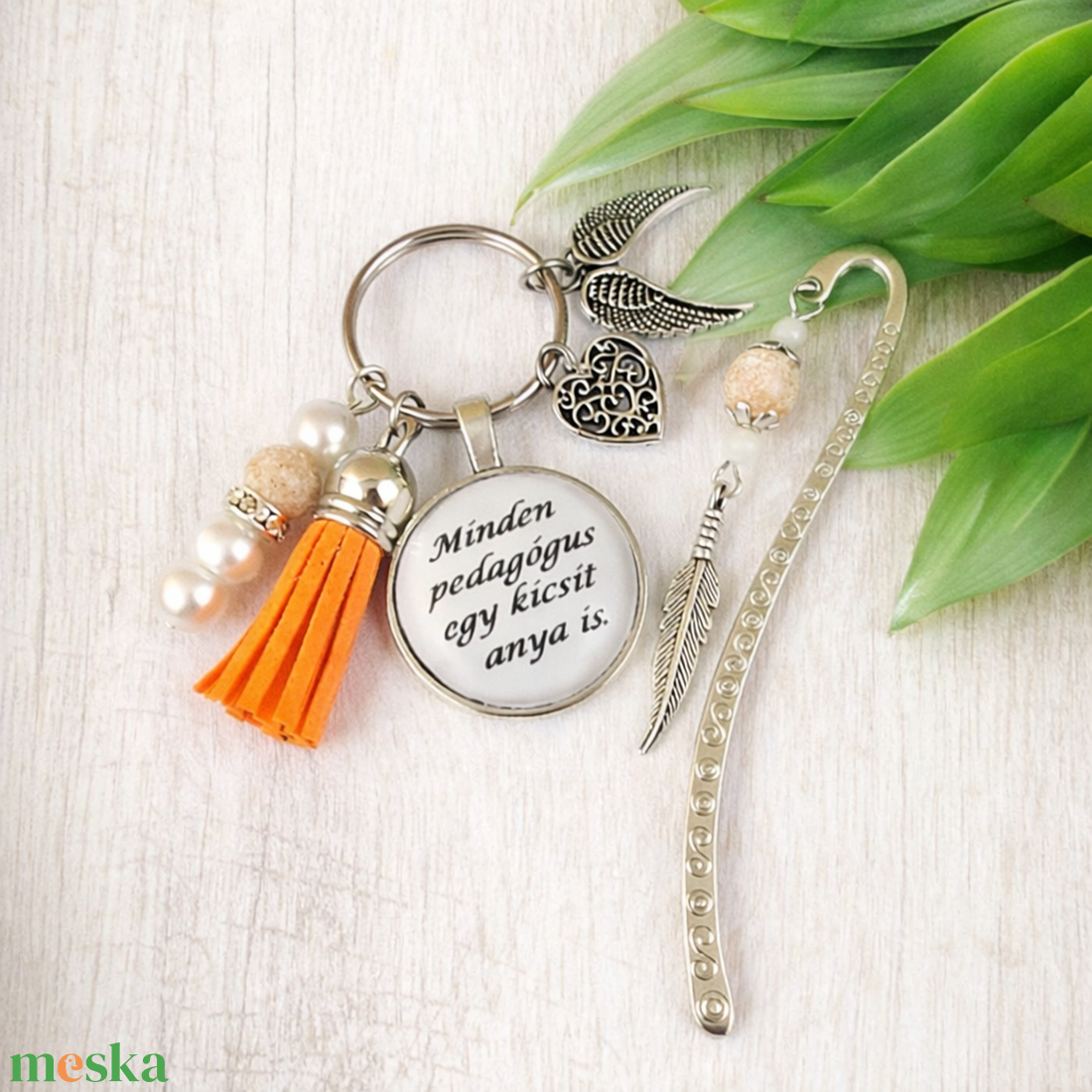 Minden pedagógus egy kicsit anya is narancs kulcstartó és üveglencsés könyvjelző szett - táska & tok - kulcstartó & táskadísz - kulcstartó - Meska.hu