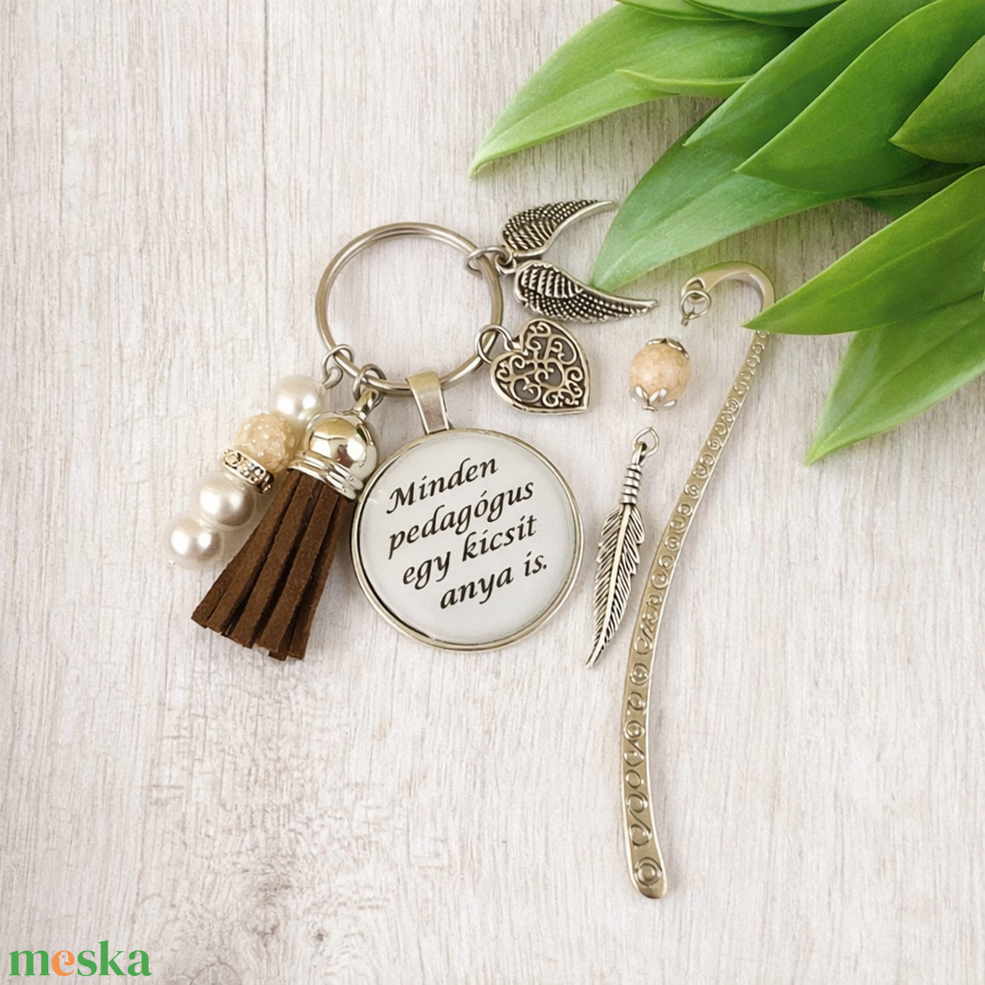 Minden pedagógus egy kicsit anya is barna kulcstartó és üveglencsés könyvjelző szett - táska & tok - kulcstartó & táskadísz - kulcstartó - Meska.hu