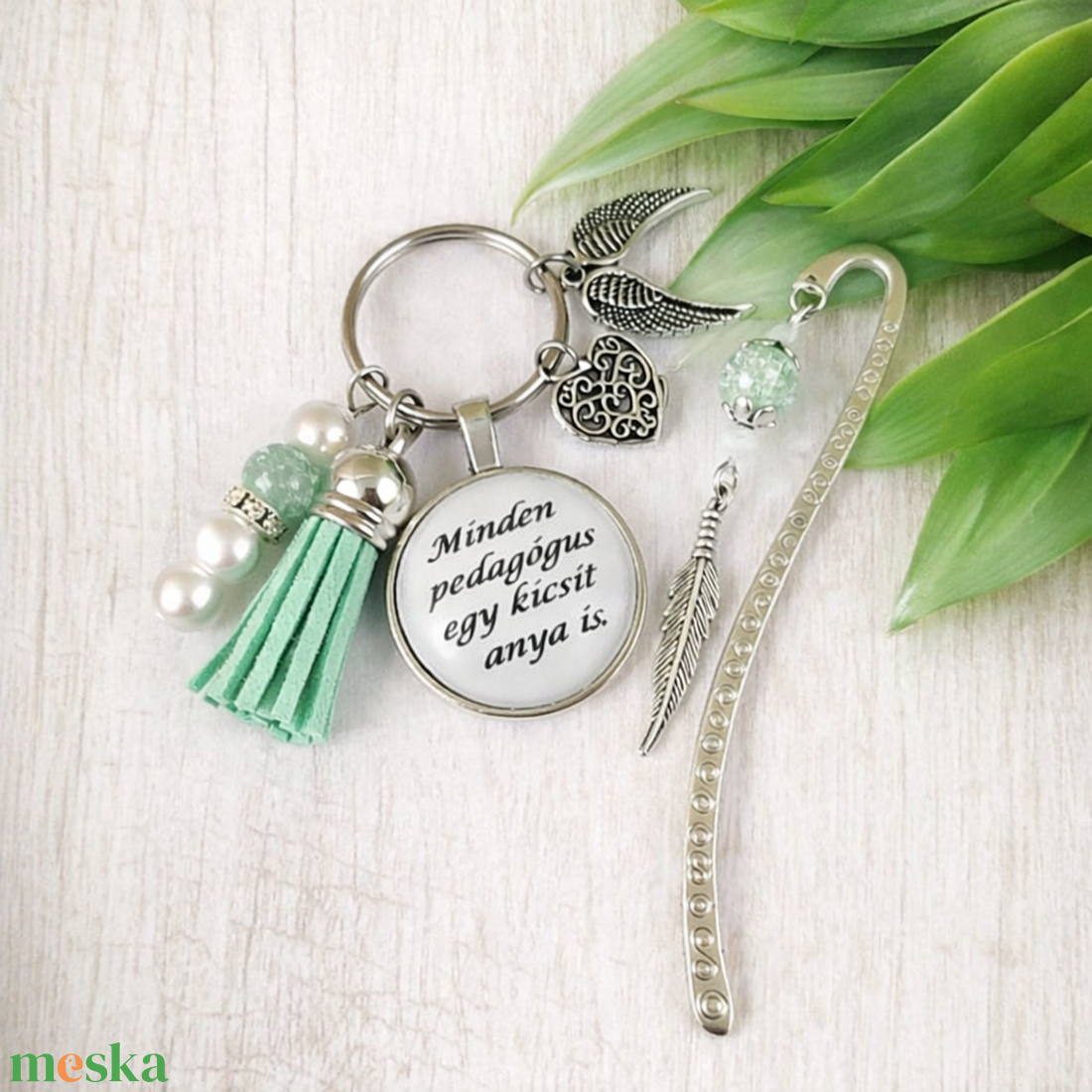 Minden pedagógus egy kicsit anya is menta kulcstartó és üveglencsés könyvjelző szett - táska & tok - kulcstartó & táskadísz - kulcstartó - Meska.hu